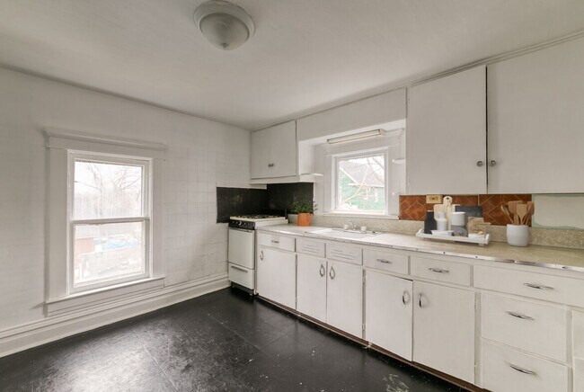 124 E Barnes Ave unit Main, Lansing, MI 48910 - photo 5