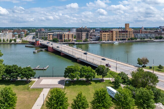 Downtown Green Bay and its nightlife is near to Astor East River.