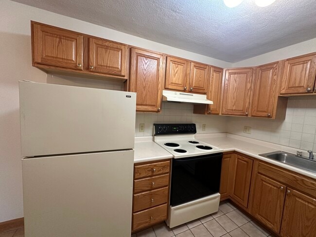 282 Grove St unit 11, Auburndale, MA 02466 - photo 3