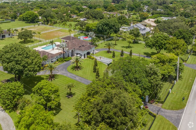 Sunshine Ranches combines natural beauty with generous acreage for private estates.