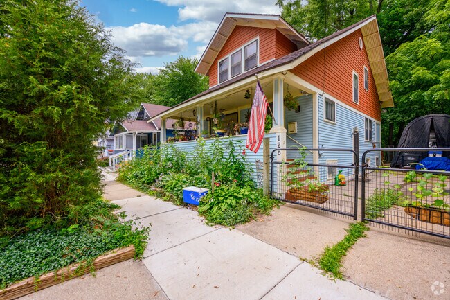 Single-family bungalows and other traditional housing styles are common in Southside.
