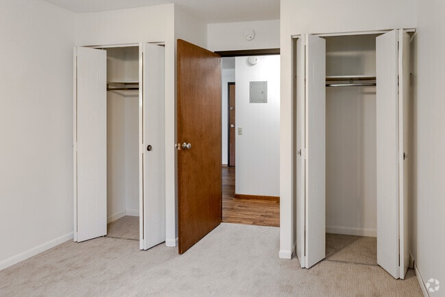 1BR, 1BA - 737 SF