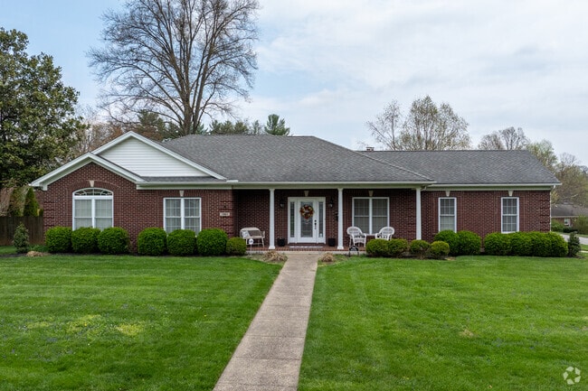 Some ranch style homes in Thornhill have a small front porch for relaxing.