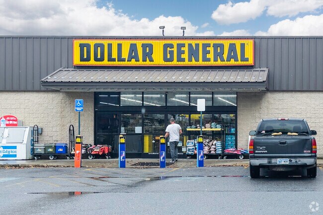 Locals of East Carroll often shop at Dollar General.