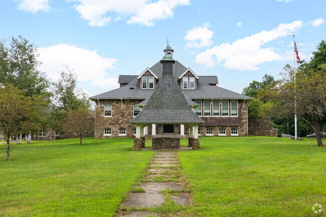 The school’s minority student enrollment is 16%.