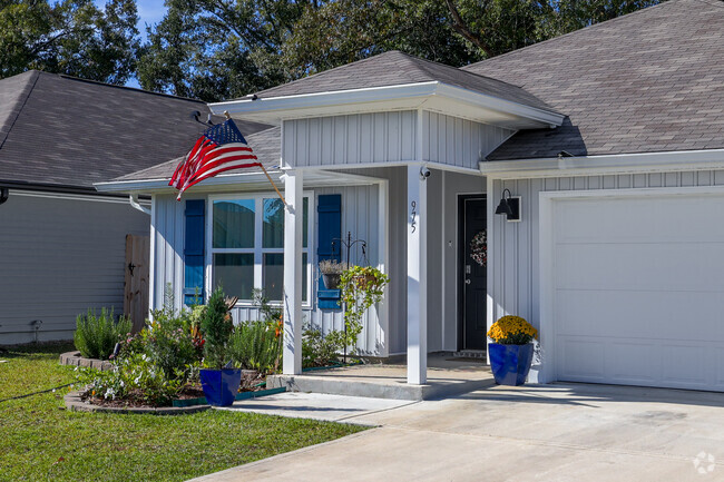 This is another beautiful and inviting entry area in Ensley, FL.
