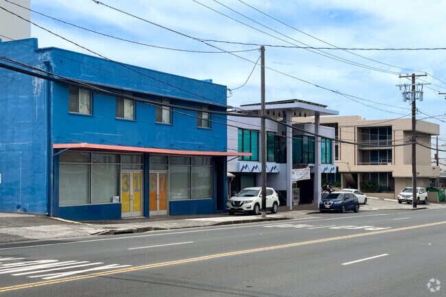 A variety of storefronts line Waialae Ave in Palolo.