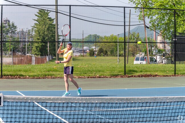 Borden Park, minutes from Highland Park, has a great set of tennis courts for the locals to enjoy.