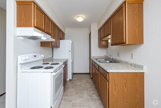 1033-1095 Lowell Dr, Oconomowoc, WI 53066