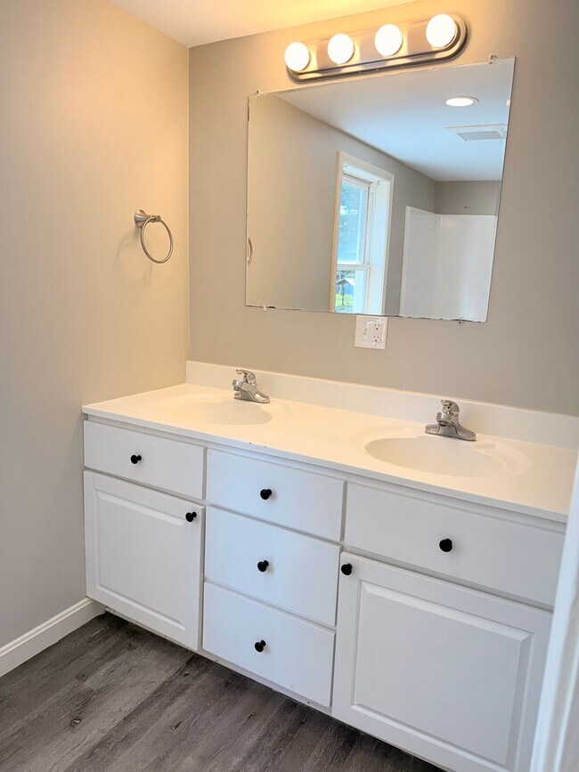 Pet-friendly Apartments for Rent in Hartford, VT!, White River Junction, VT 05001 - photo 7