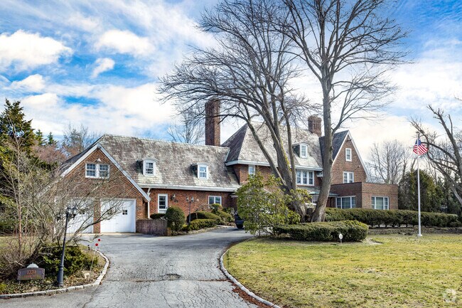 Hewlett Bay Park is a close-knit community of about 150 homes.