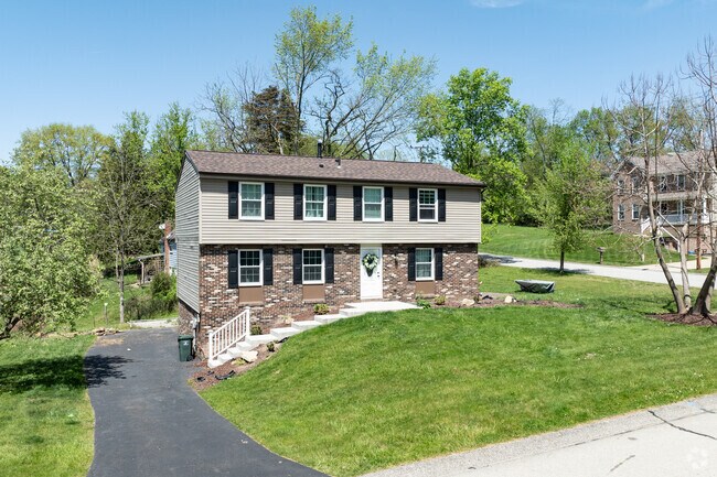 Colonial Revival homes can be found in the neighborhood of White Oak.