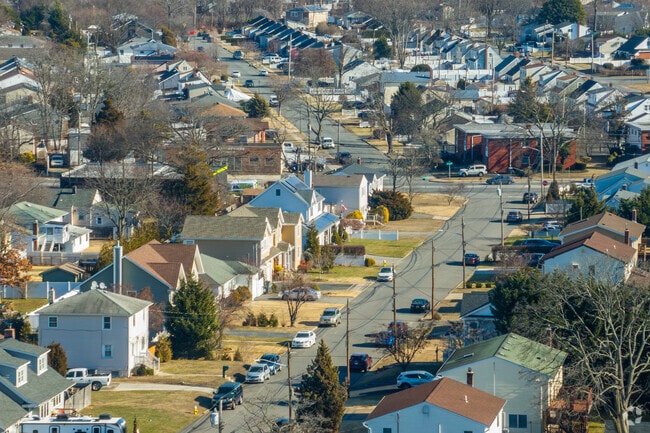 North Lindenhurst was mostly uninhabited until the mid-1930s when the 