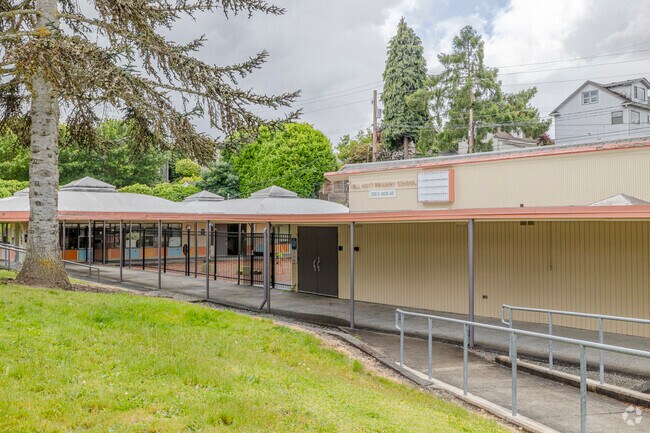 With approximately 350 students the student to teach ratio is 17:1.