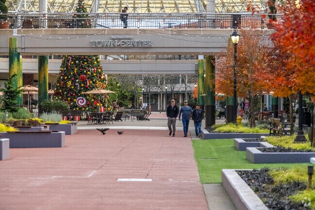 English Hill residents are in close proximity to Redmond Town Center for upscale shops.