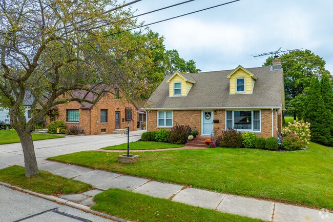 Cape Cod home in Wildwood sits on a well-kept lawn.
