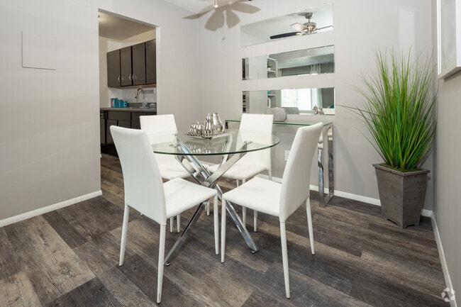 1BR, 1BA - 704SF - Kitchen