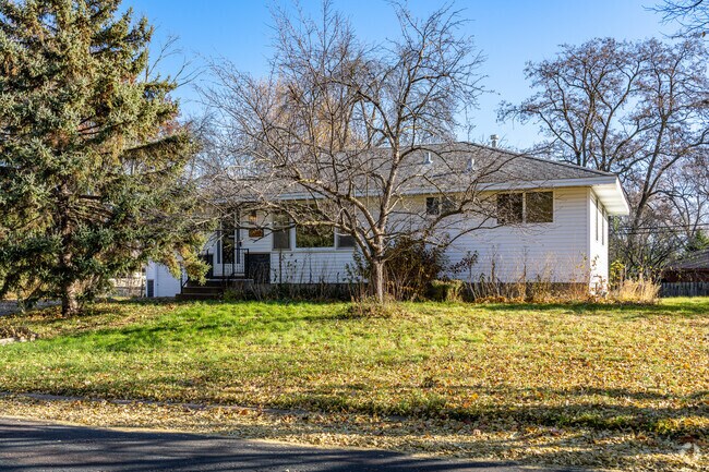 Orchard Lake’s ranch-style homes offer classic midcentury charm on quiet, tree-lined streets.