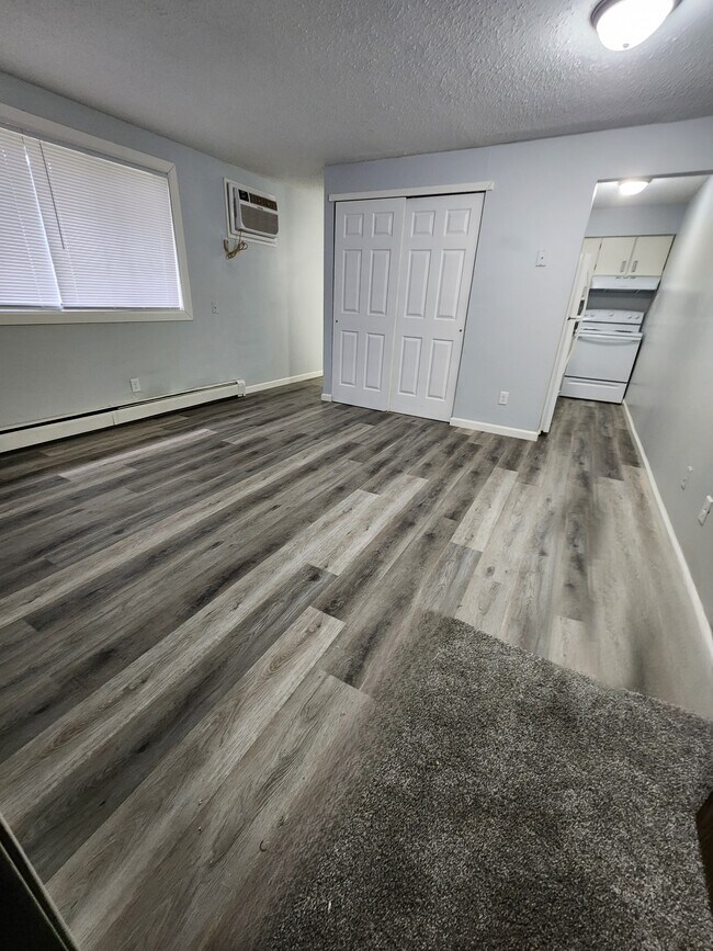 102 Oak St Unit 1, Hiawatha, IA 52233