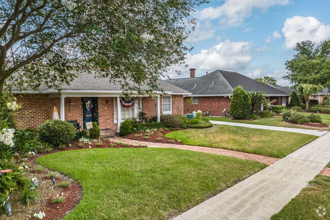 Lake Terrace-Oaks offers homes in varied styles and lot sizes.