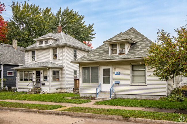 American Four Square homes in Floreciente are very charming and well-kept.