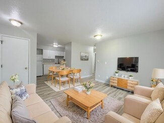408 E 13th St, Pella, IA 50219