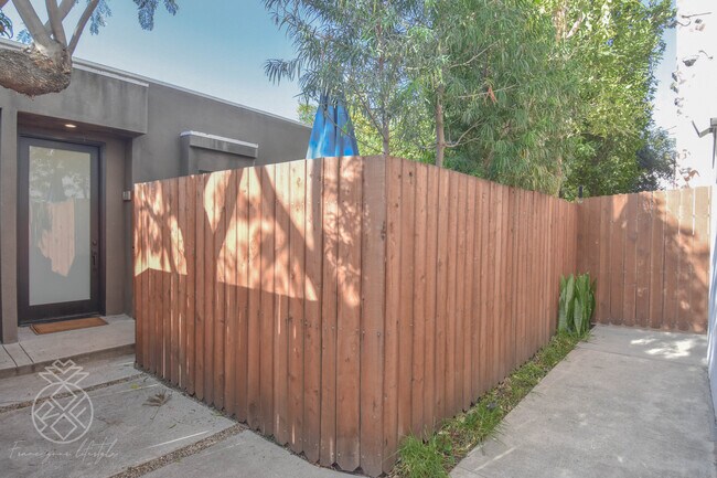 905 Parkman Ave unit 905.5, Los Angeles, CA 90026 - photo 3