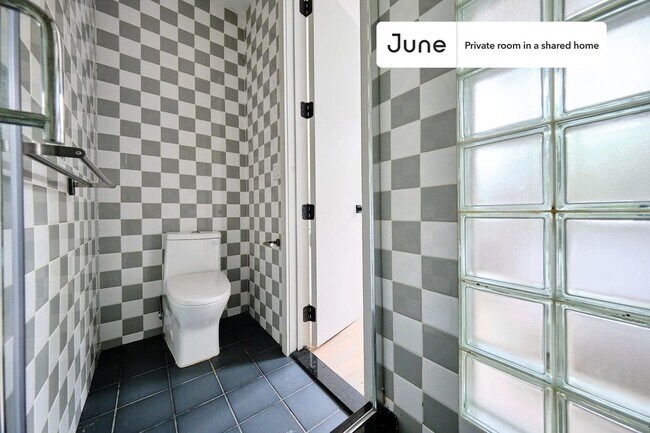 17-16 Linden St unit B, Flushing, NY 11385 - photo 4