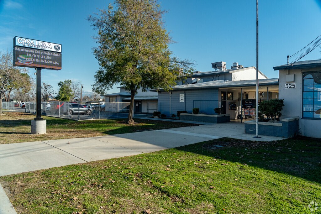 Casa Loma Elementary has a 23:1 student-teacher ratio.