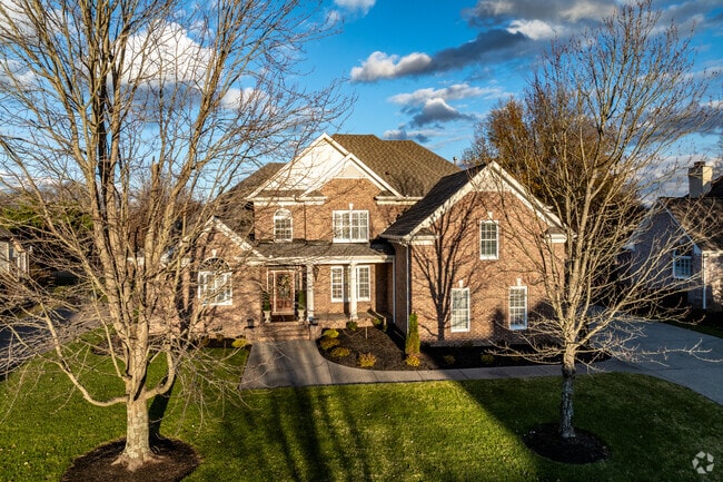 There are larger brick homes in the Farivue Plantation