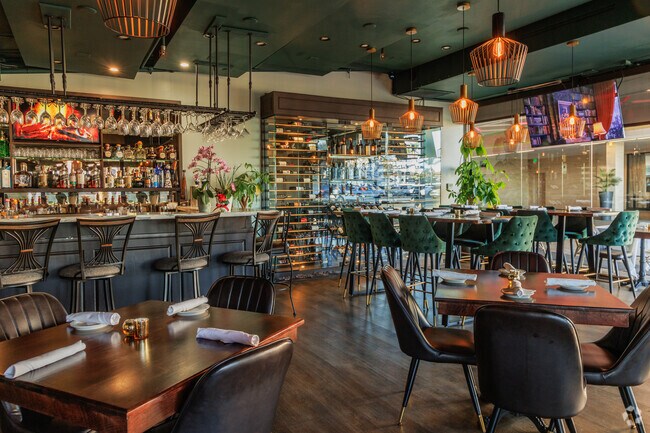 Bayshore Cafe Lounge is an elegant dining spot across the street from Bayshores on PCH.