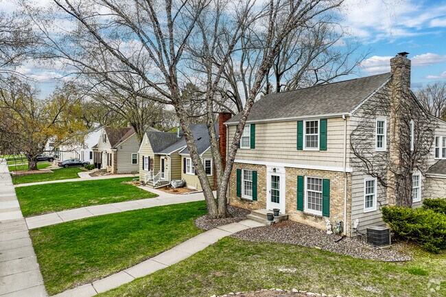 Cozy colonials and charming cottages are a few house styles you'll find in Lake Forest.