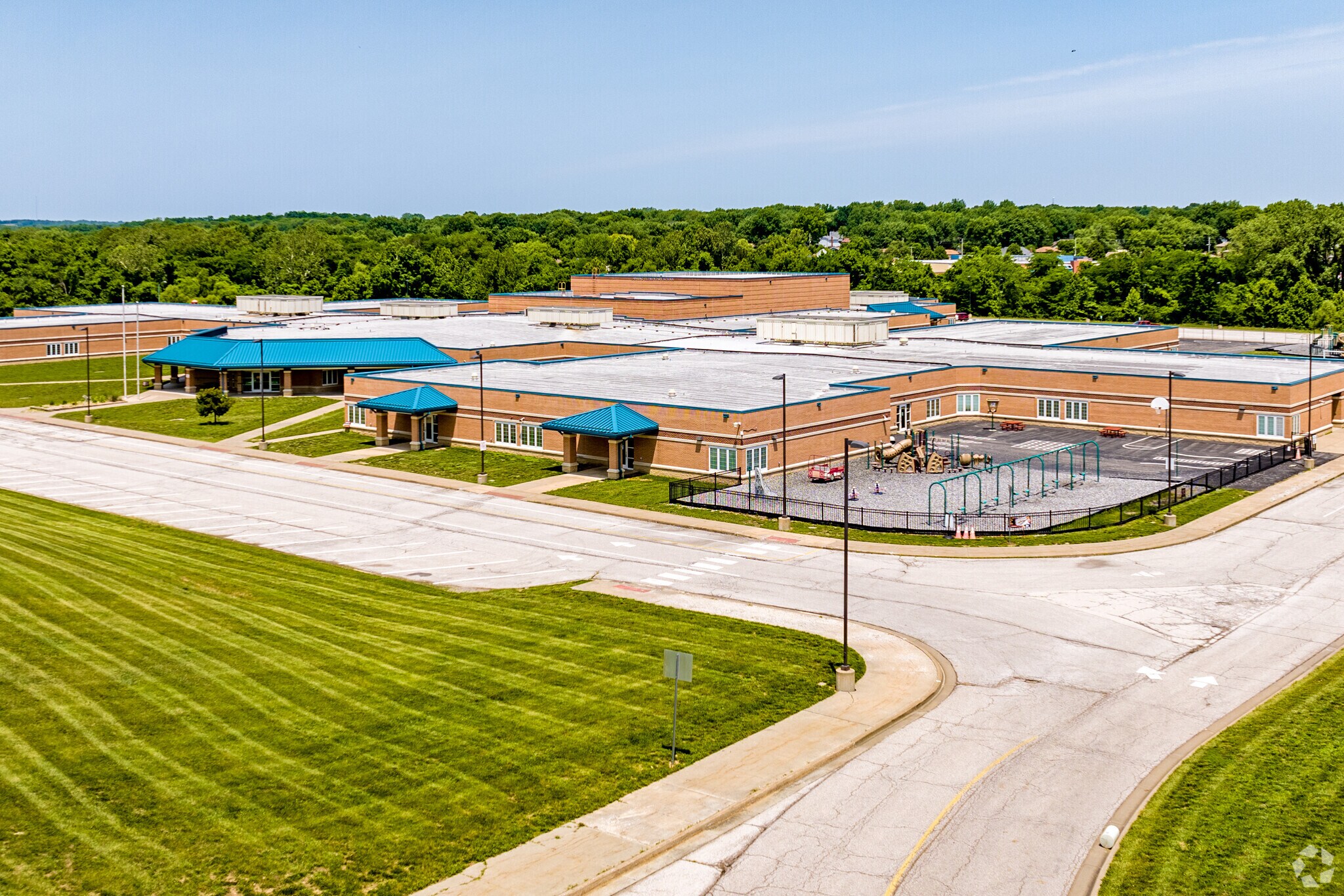 Lansing Heights Townhomes 329 W Mary St, Lansing, KS