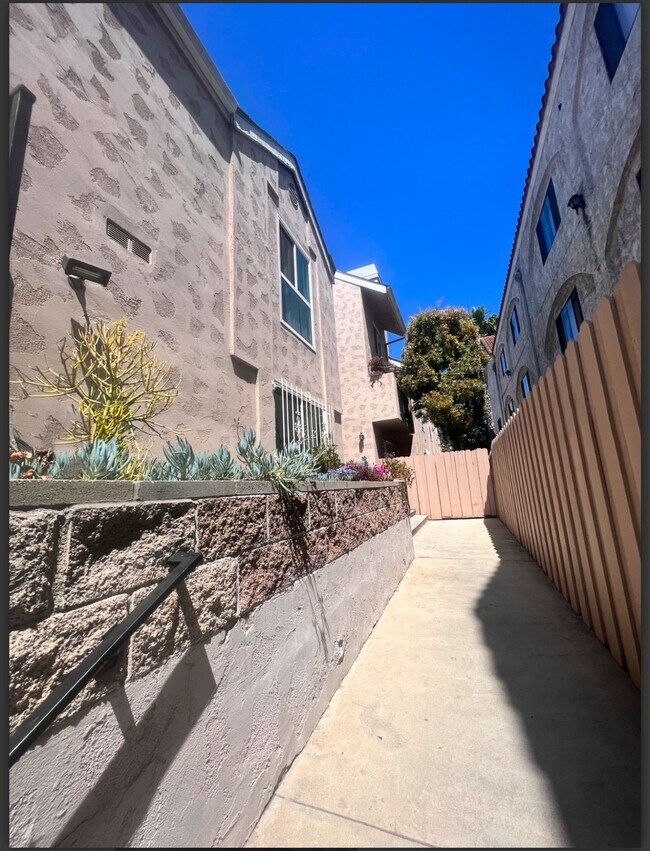 BEAUTIFUL REMODELED 1 AND 2 BEDROOM UNITS IN PRIME LOCATION, Los Angeles, CA 90004 - photo 4