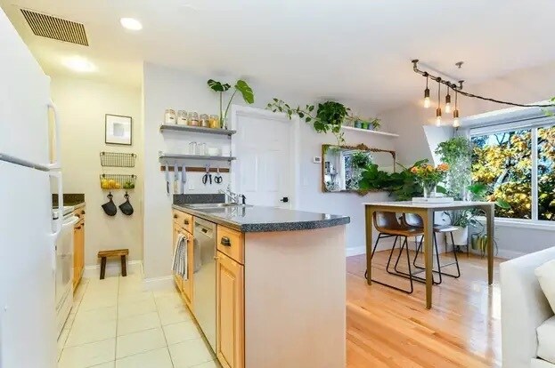 332 Jamaicaway unit 404, Jamaica Plain, MA 02130 - photo 6