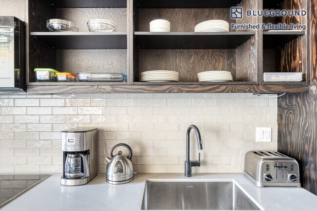 2061 N Southport Ave unit FL4-ID569, Chicago, IL 60614 - photo 6