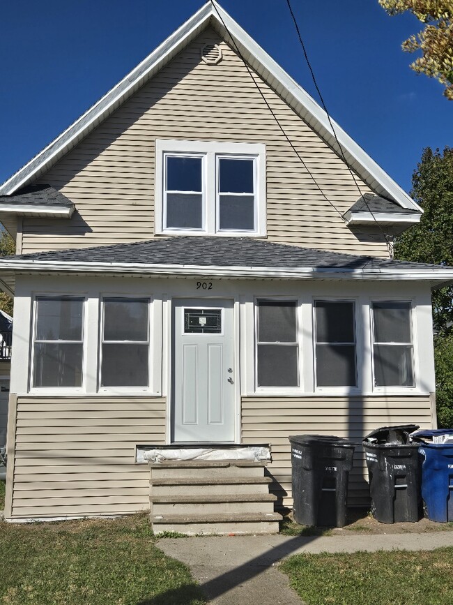 902 School Ave, Oshkosh, WI 54901