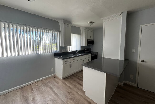 Haskell Apartments, Van Nuys, CA 91406 - photo 2