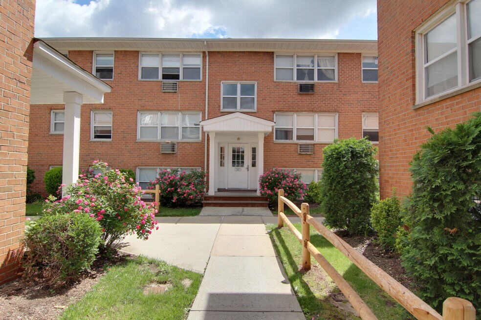 Sunrise Village, Roselle Park, NJ 07204 - photo 1