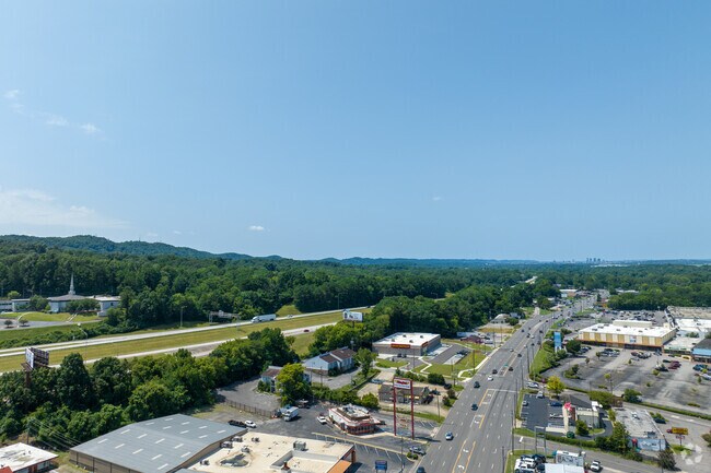 South Roebuck is close to Roebuck Fashion Mall.