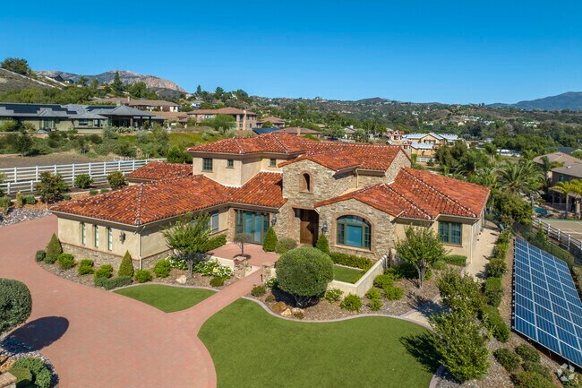 Spanish style mansions are a popular build type in Blossom Valley.