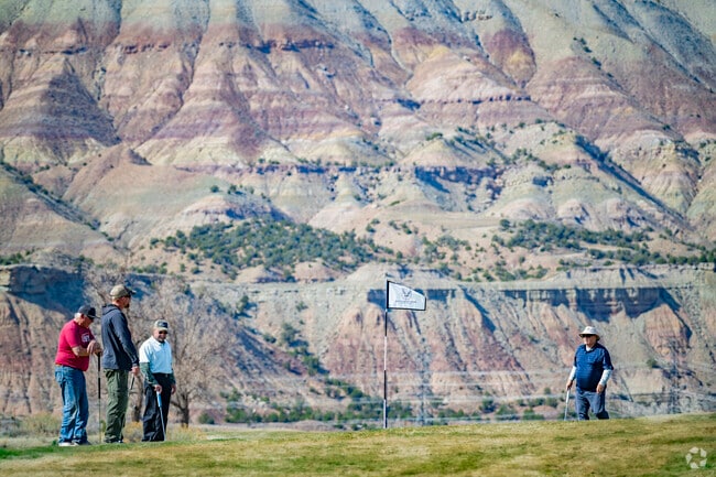 Set against the dramatic backdrop of Colorado’s Western Slope, Battlement Mesa offers sweeping views, rolling plateaus, and lush fairways. The Battlement Mesa Golf Club blends pristine landscape with championship play, making the neighborhood a golfer’s paradise.