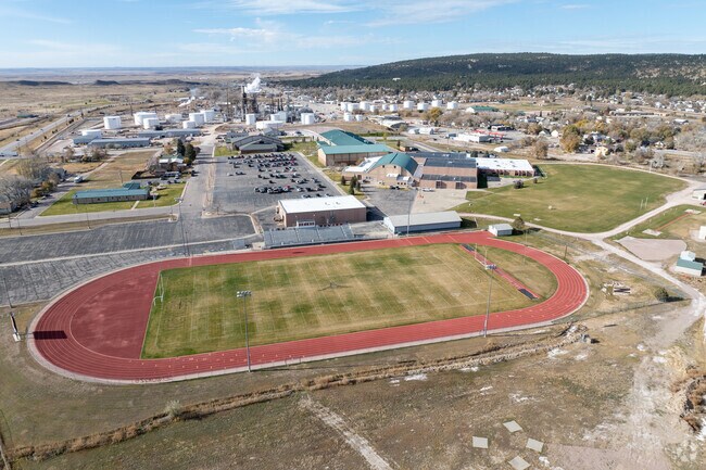 Comprehensive K–12 learning in a single Newcastle school location.