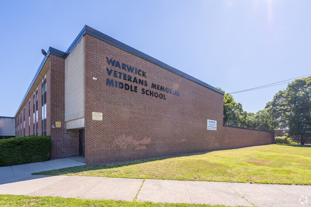 Warwick Veterans Middle School is known for it's convenient location and competent staff.