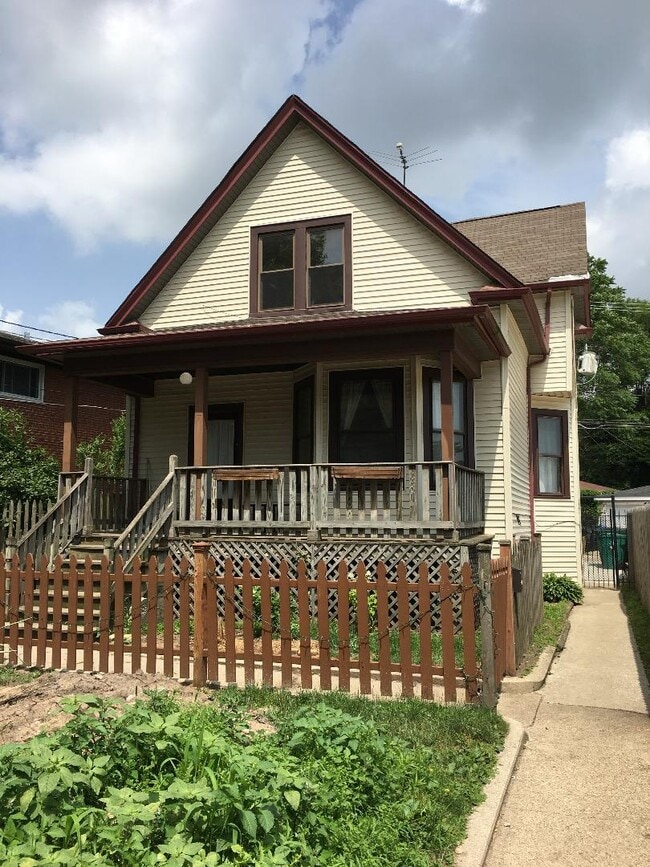 7228 N Rogers Ave, Chicago, IL 60645