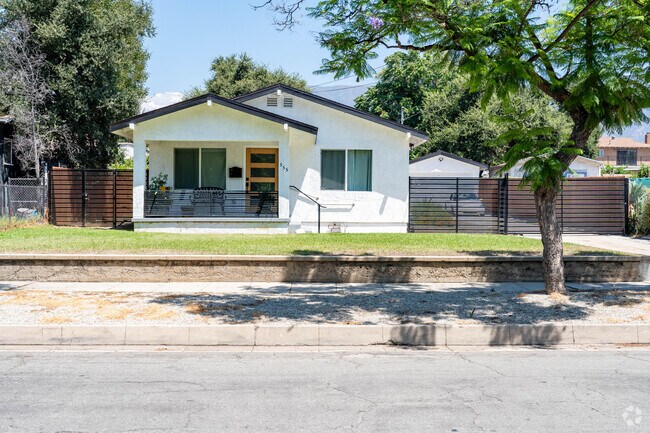 You can find 2 bedroom bungalows in the East Arroyo neighborhood in Pasadena.