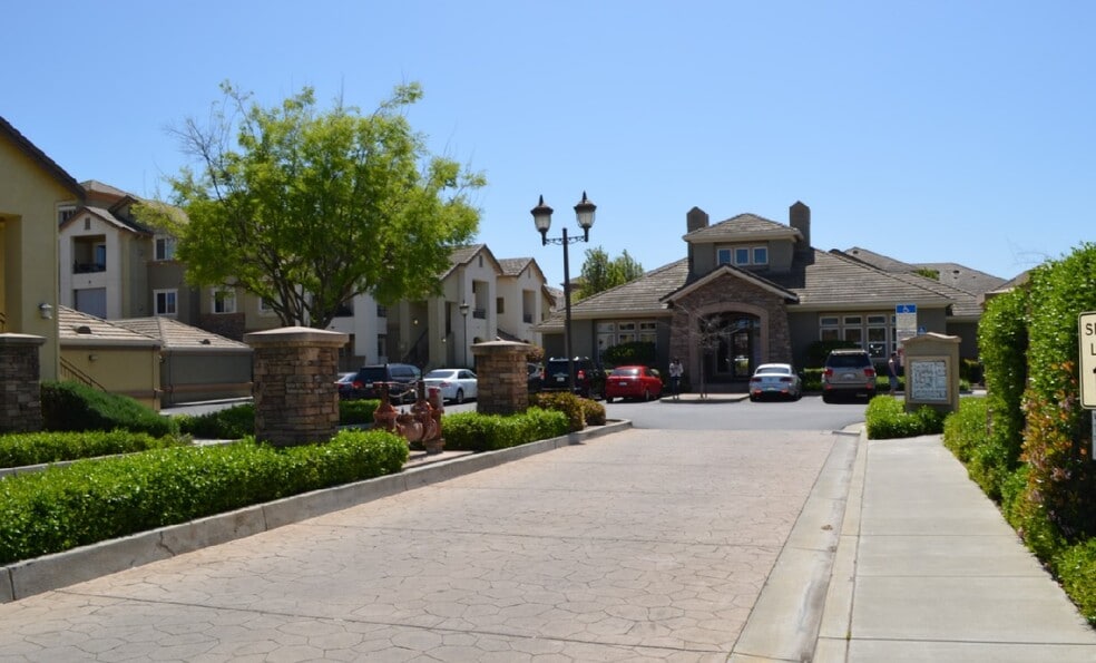 1360 Shady Ln unit 316, Turlock, CA 95382 - photo 1