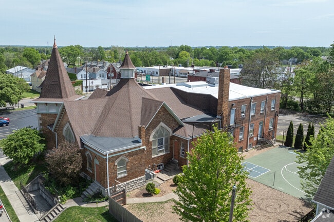 The student to teacher ratio at Dominion Academy of Dayton is 7 to 1.