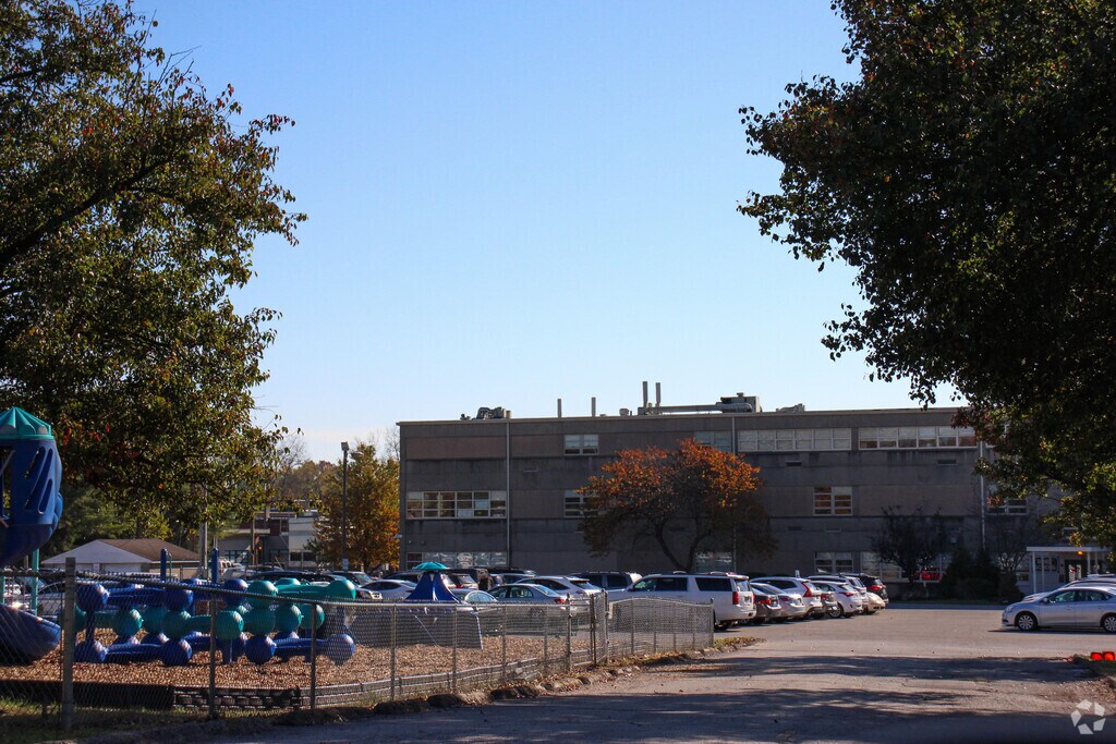 Binet School provides education in the neighborhood of 
Bon Air.