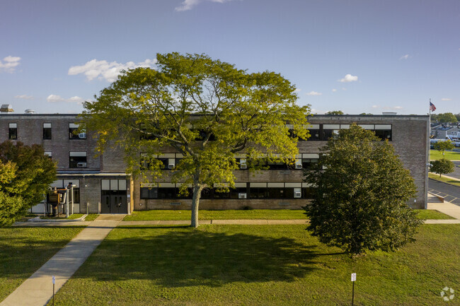 Oceanside Middle School has 844 students in grades 7-8 with a student-teacher ratio of 11 to 1.